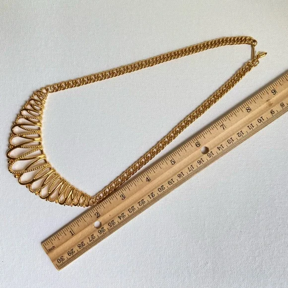 Avon vintage goldtone statement necklace with open loops on curved bar pendant - Picture 9 of 9